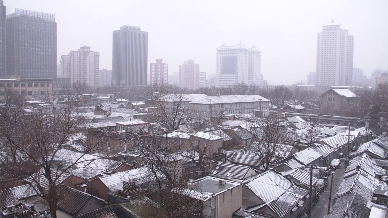 下雪中的北京胡同老城区视频素材