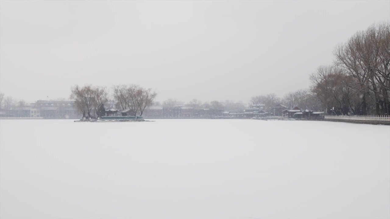 下雪中的北京胡同老城区视频素材