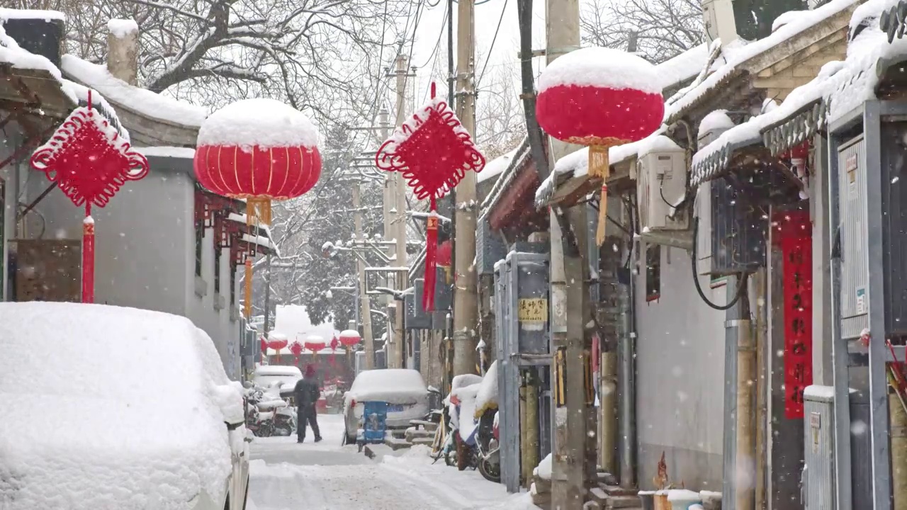 下雪中的北京胡同老城区视频素材