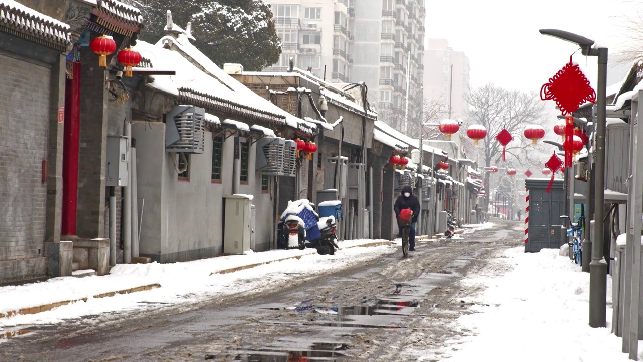 下雪中的北京胡同老城区视频素材