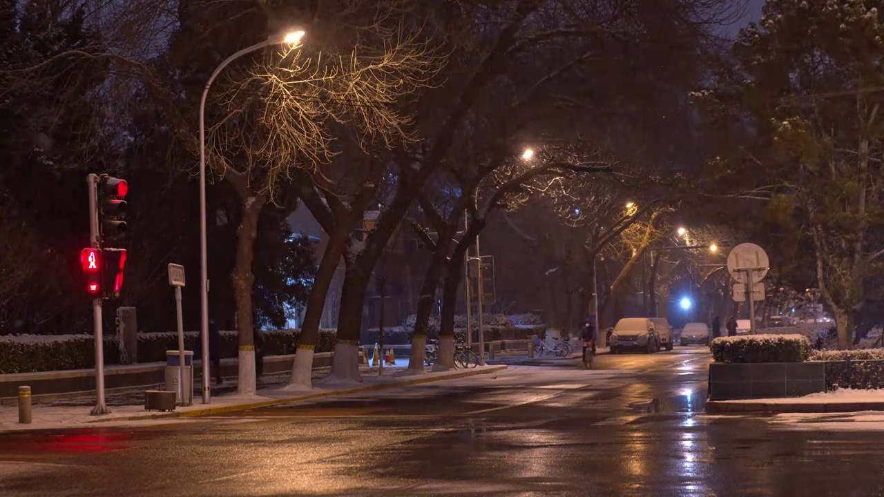 下雪中的北京胡同老城区视频素材