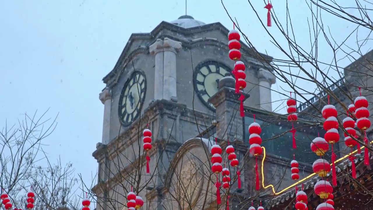 下雪中的北京正阳门前门大街视频素材