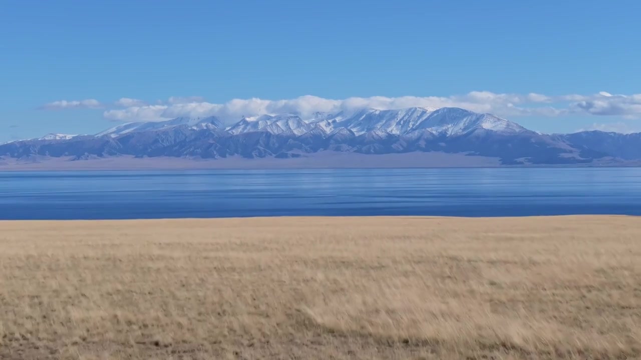 航拍新疆赛里木湖秋景视频素材