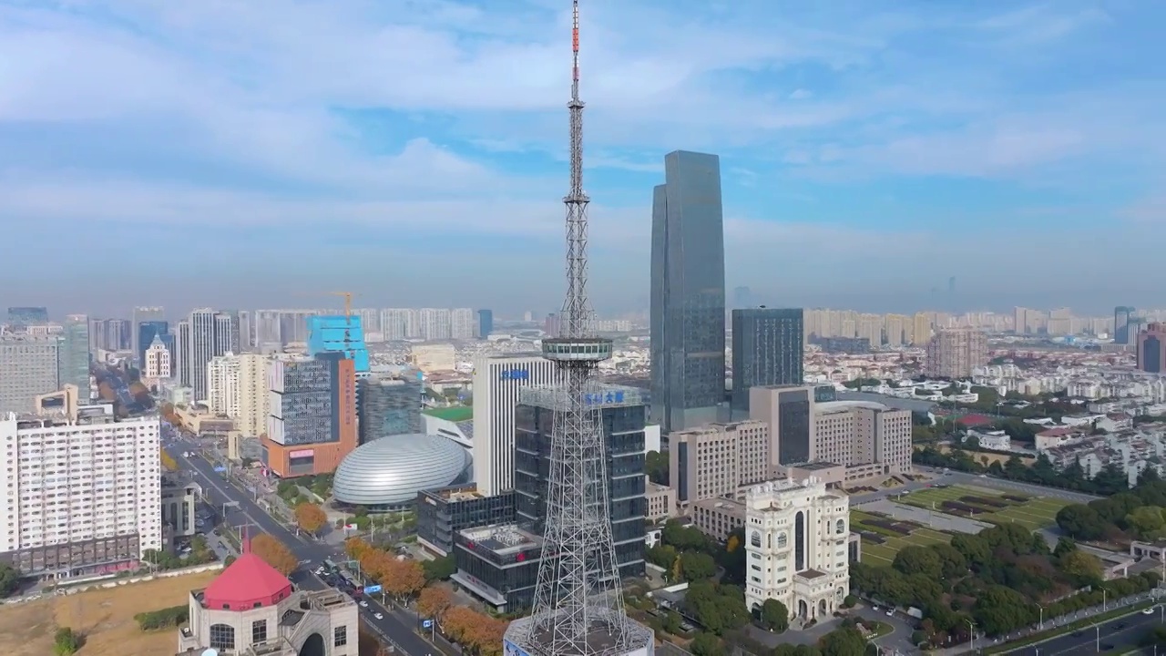 蓝天白云下苏州吴中区城市CBD，中润中心，东吴塔，保利大剧院等城市风景航拍视频素材