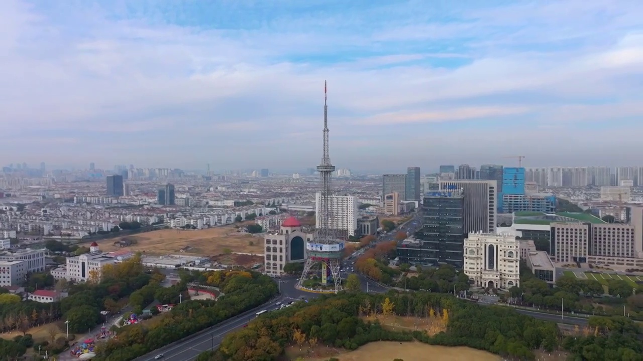 蓝天白云下苏州吴中区城市CBD，中润中心，东吴塔，保利大剧院等城市风景航拍视频素材