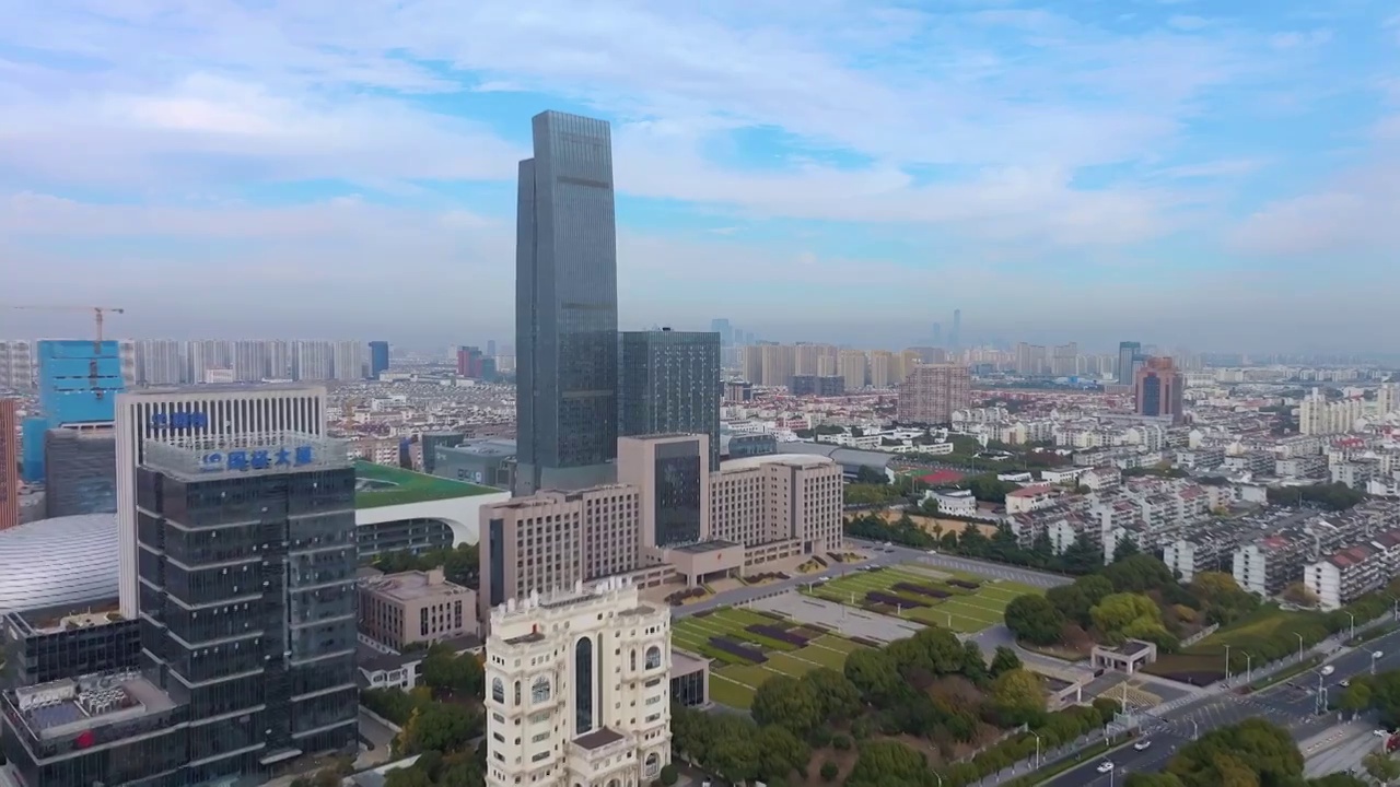 蓝天白云下苏州吴中区城市CBD，中润中心，东吴塔，保利大剧院等城市风景航拍视频素材