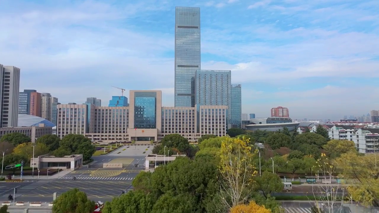 蓝天白云下苏州吴中区城市CBD，中润中心，东吴塔，保利大剧院等城市风景航拍视频素材