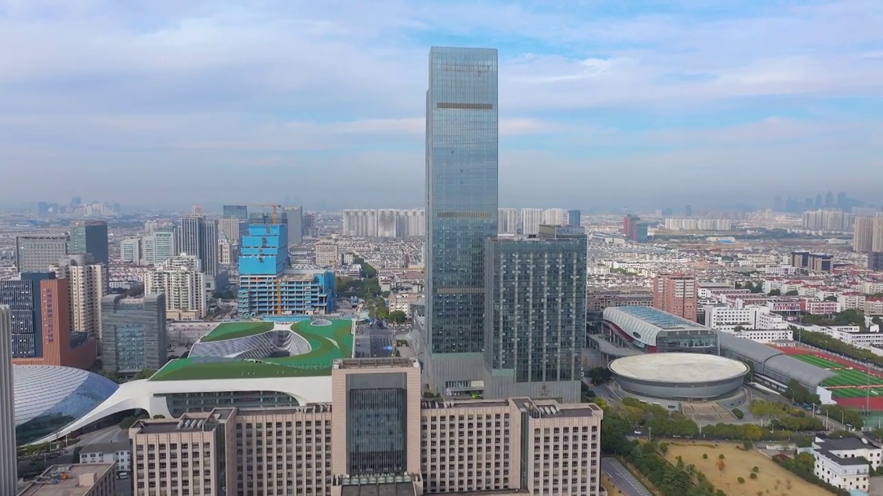 蓝天白云下苏州吴中区城市CBD，中润中心，东吴塔，保利大剧院等城市风景航拍视频素材