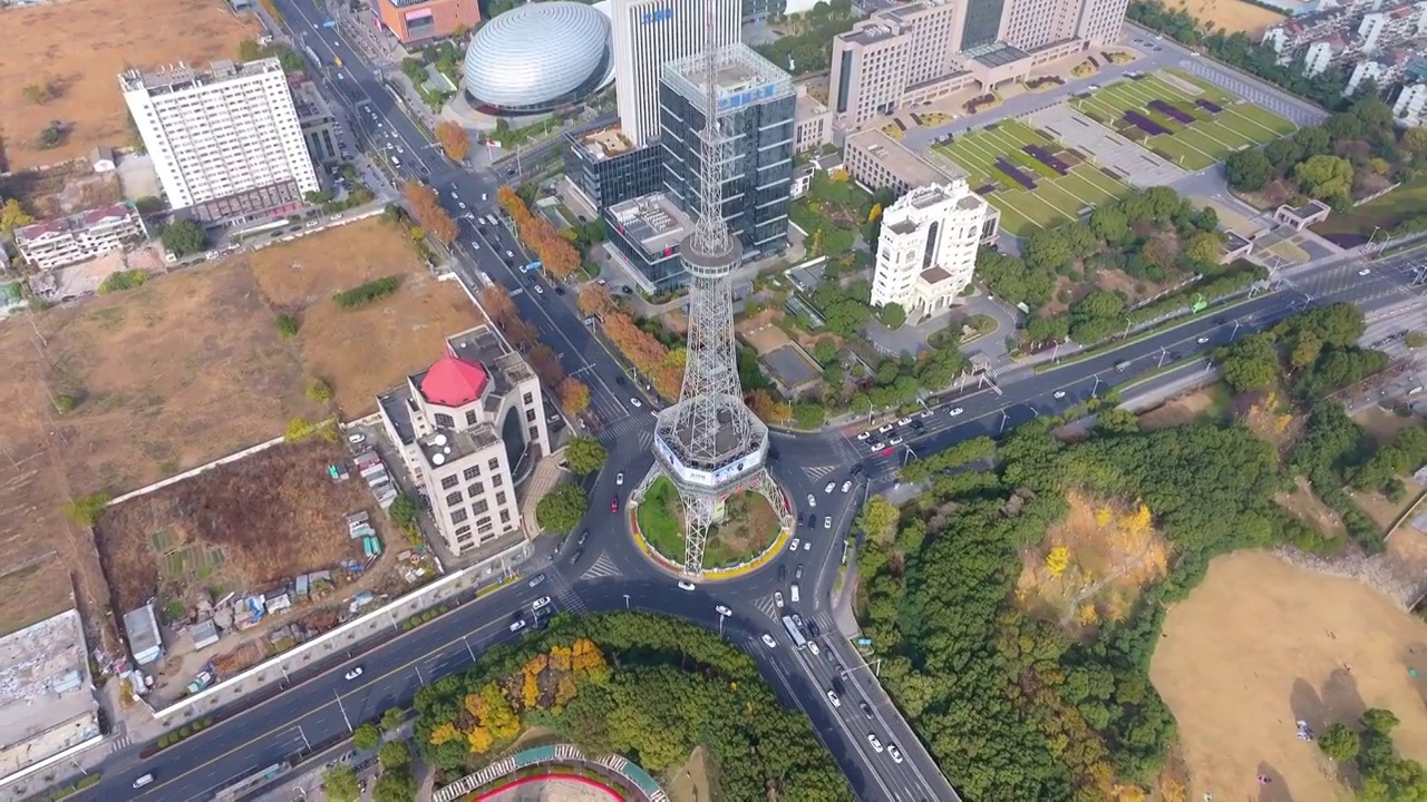 蓝天白云下苏州吴中区城市CBD，中润中心，东吴塔，保利大剧院等城市风景航拍视频素材