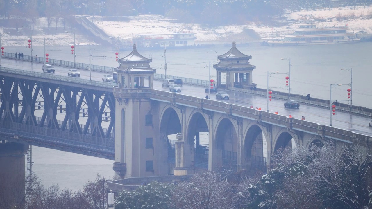 冬天雪后武汉长江大桥桥梁道路车流街景视频素材