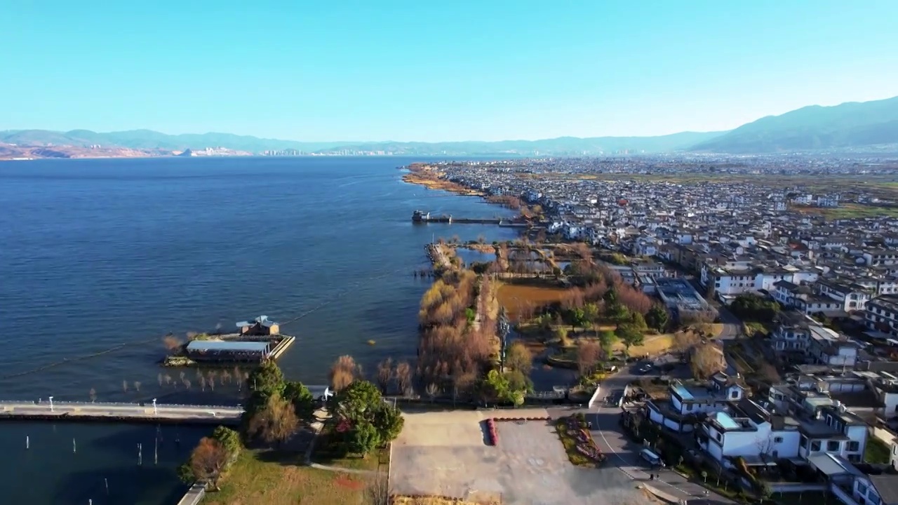 航拍云南旅游大理洱海才村码头民宿湖景视频素材