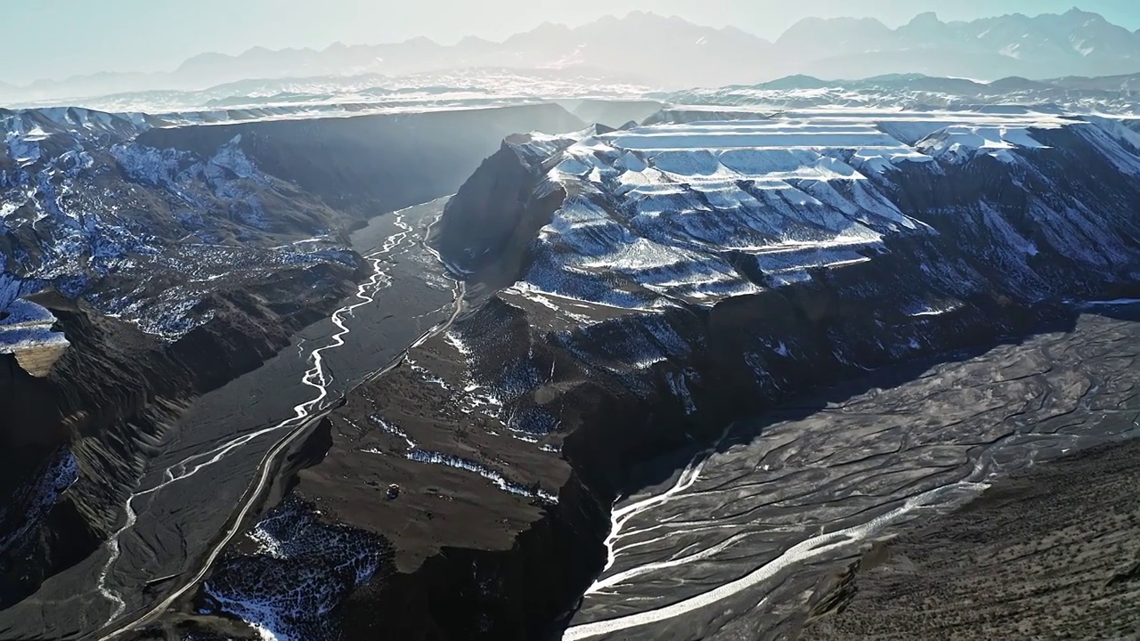 航拍冬季新疆塔城地区沙湾市乌沙安集海大峡谷雪景视频素材