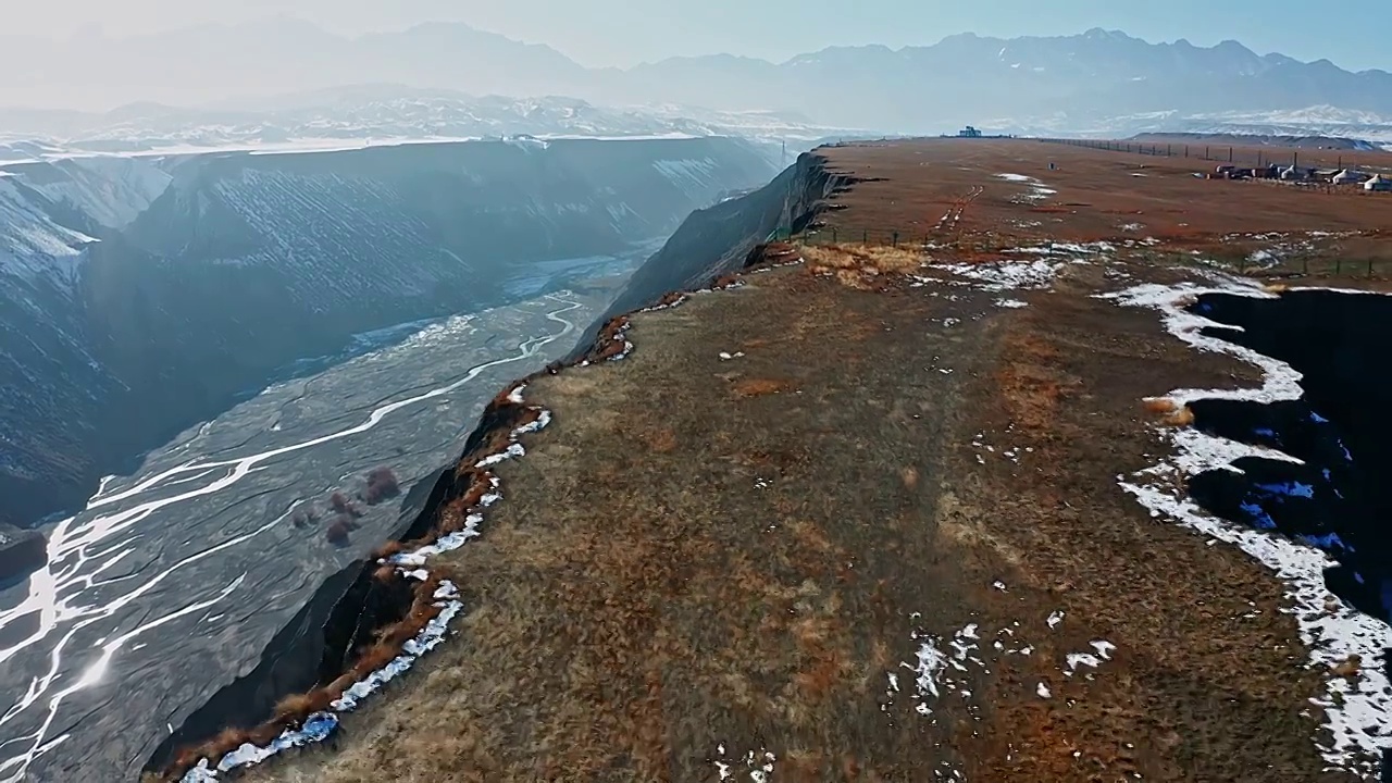 航拍冬季新疆塔城地区沙湾市乌沙安集海大峡谷雪景视频素材