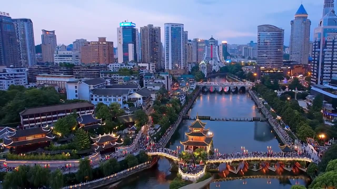 中国贵州贵阳甲秀楼和城市天际线夜景航拍视频素材