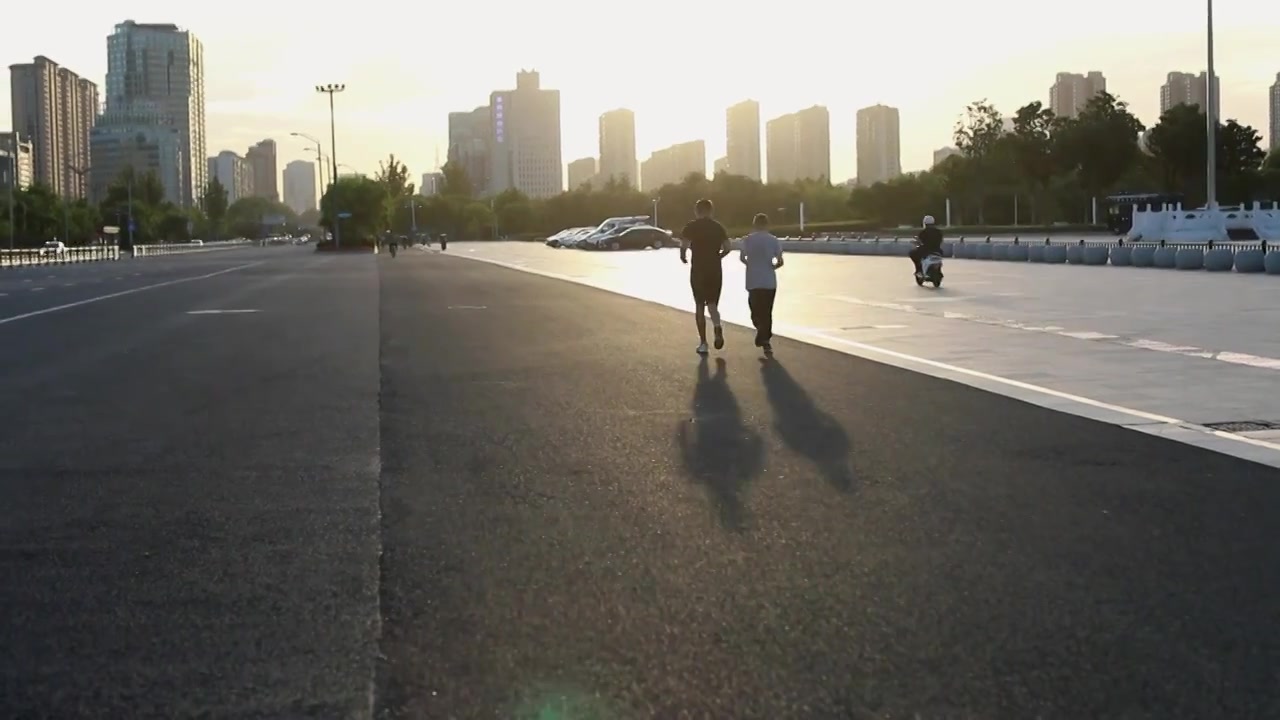 余晖中跑步视频下载