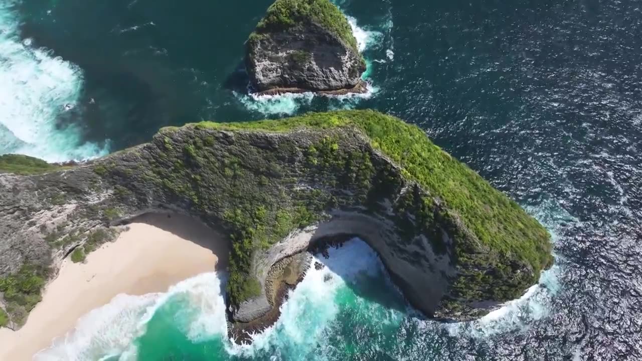 航拍印度尼西亚巴厘岛佩尼达岛精灵坠崖自然风光视频素材