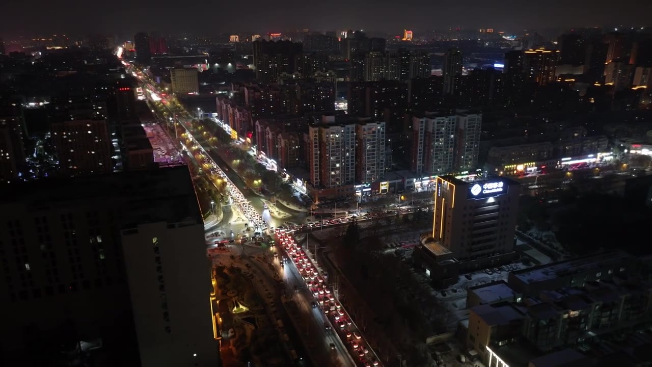 大雪过后的城市街道夜景视频素材