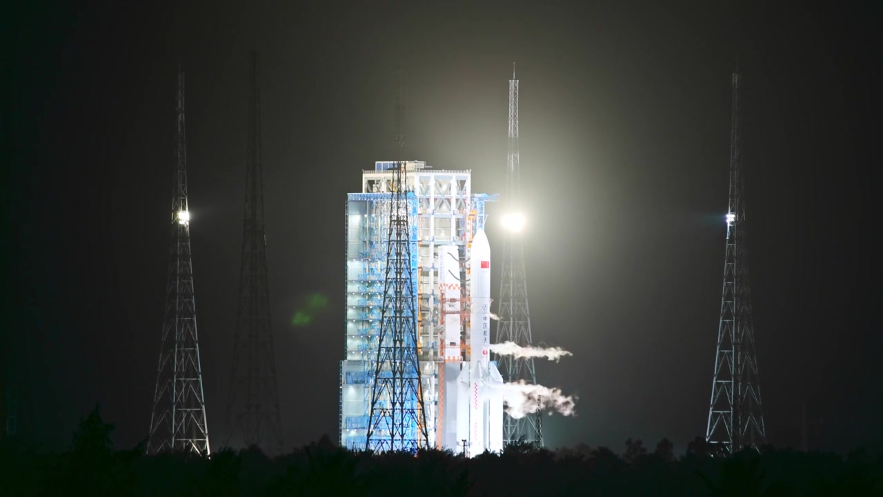 海南文昌火箭发射基地长征五B载着遥感卫星夜晚加注燃料实拍视频素材