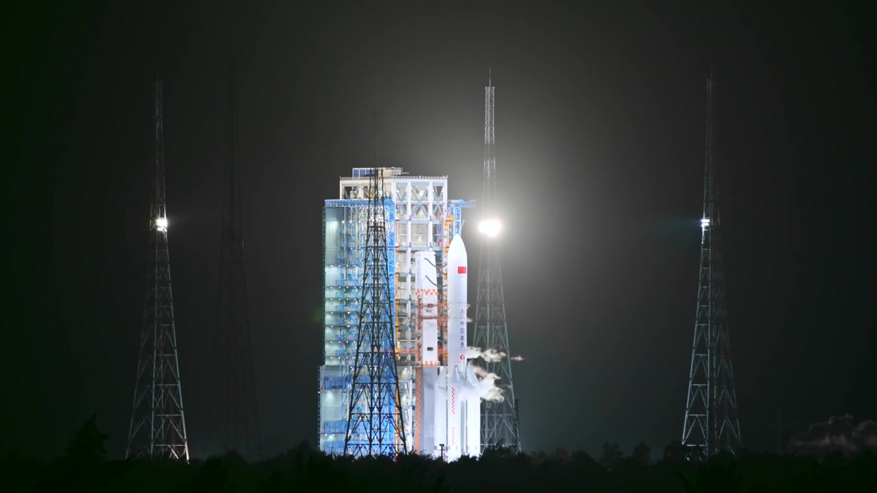 海南文昌火箭发射基地长征五B载着遥感卫星夜晚加注燃料实拍视频素材