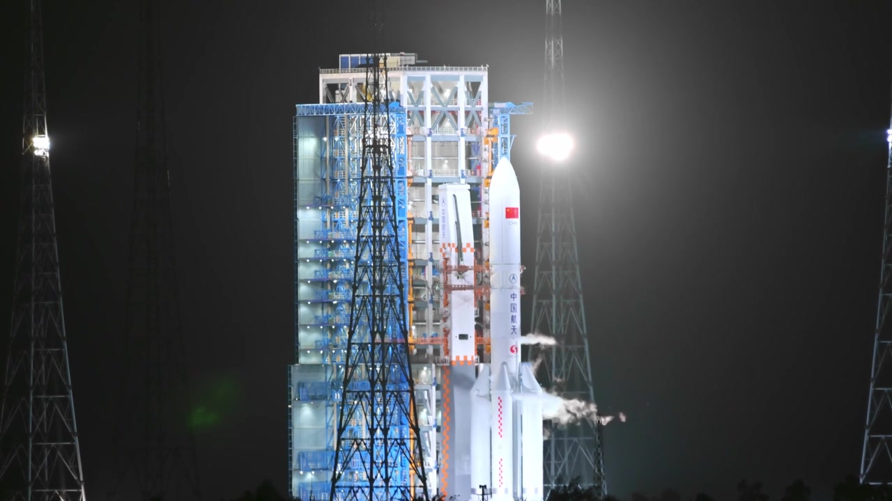 海南文昌火箭发射基地长征五B载着遥感卫星夜晚加注燃料实拍视频素材