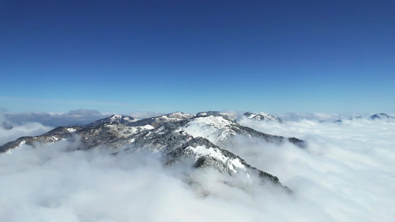 航拍冬天高空云雾云海里的雪山视频素材