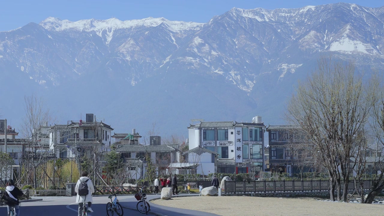 云南旅游大理苍山脚下洱海边村庄民宿街景视频素材