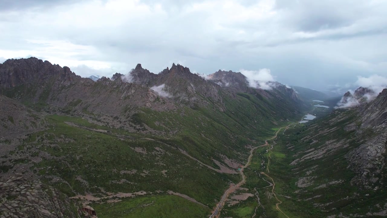 航拍川西旅游阿坝州莲宝叶则石头山高原风景视频素材