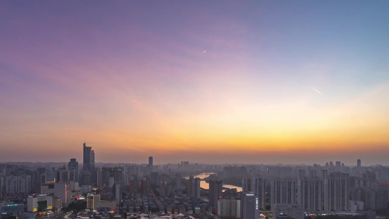 划过南宁夜空的飞行物视频素材