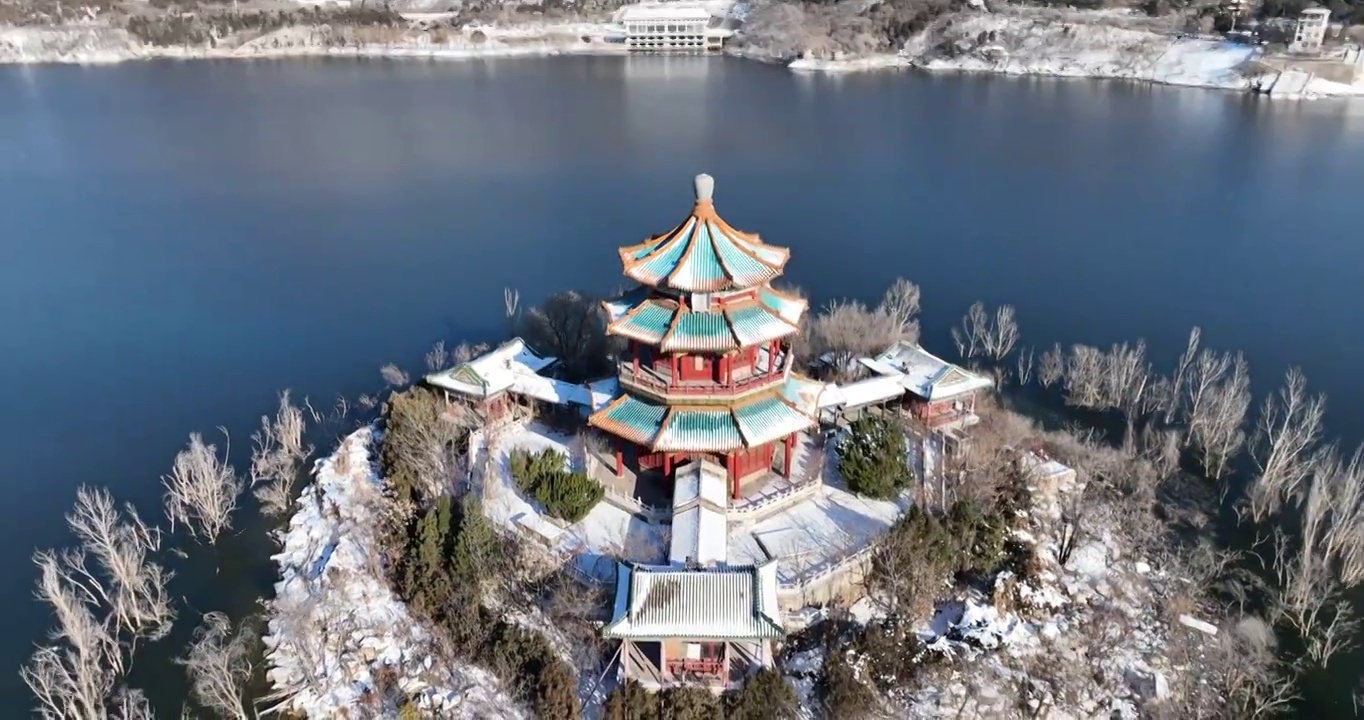 北京昌平区十三陵水库九龙宫冬天雪景航拍视频素材