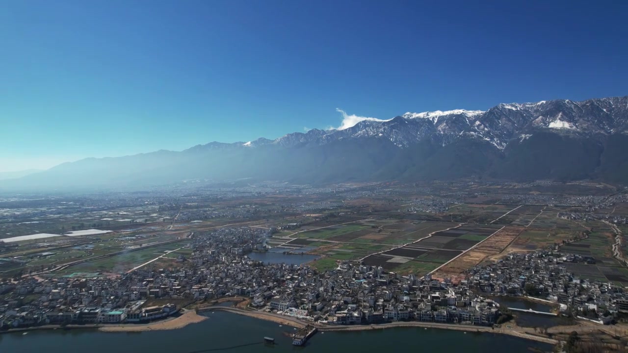 航拍云南旅游大理苍山洱海村庄古城视频素材