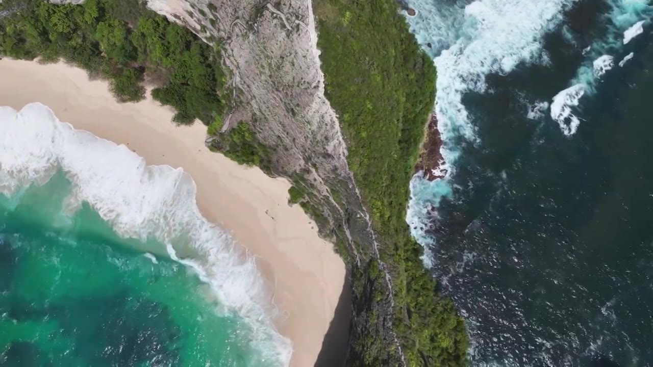 航拍印度尼西亚巴厘岛珀尼达岛精灵沙滩视频素材