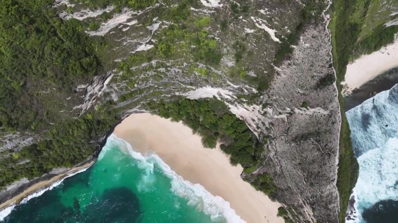 航拍印度尼西亚巴厘岛珀尼达岛精灵沙滩视频素材