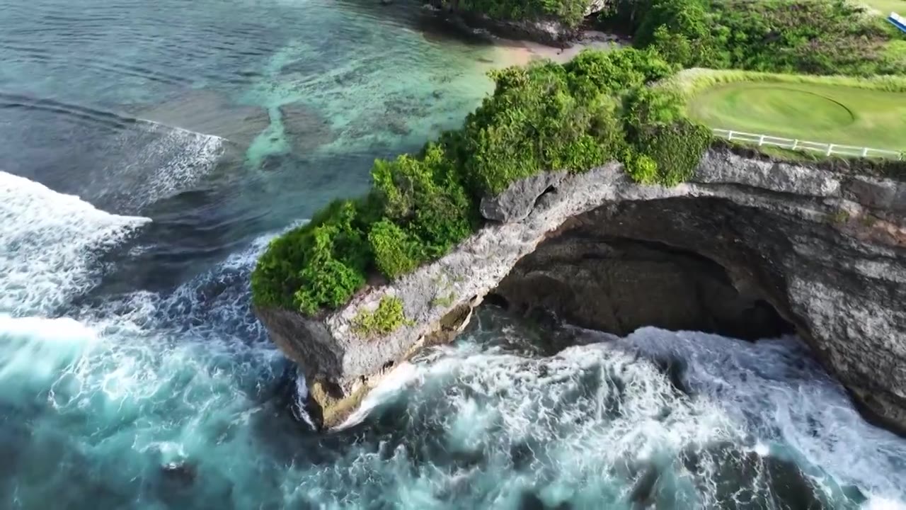 航拍印度尼西亚巴厘岛热带雨林和绿松石大海视频素材