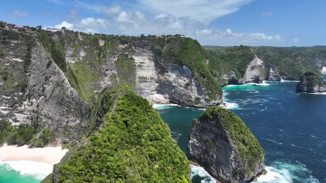 东南亚印尼巴厘岛佩尼达岛精灵坠崖自然风景区航拍视频素材