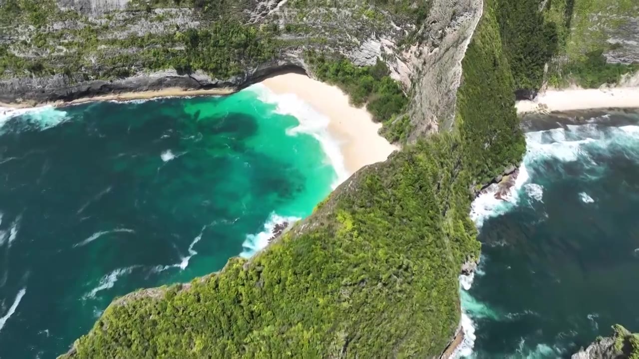 东南亚印尼巴厘岛佩尼达岛精灵坠崖自然风景区航拍视频素材