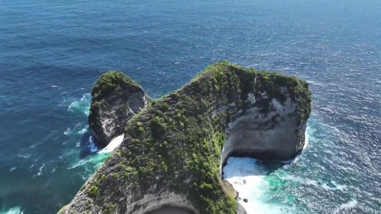 东南亚印尼巴厘岛佩尼达岛精灵坠崖自然风景区航拍视频素材