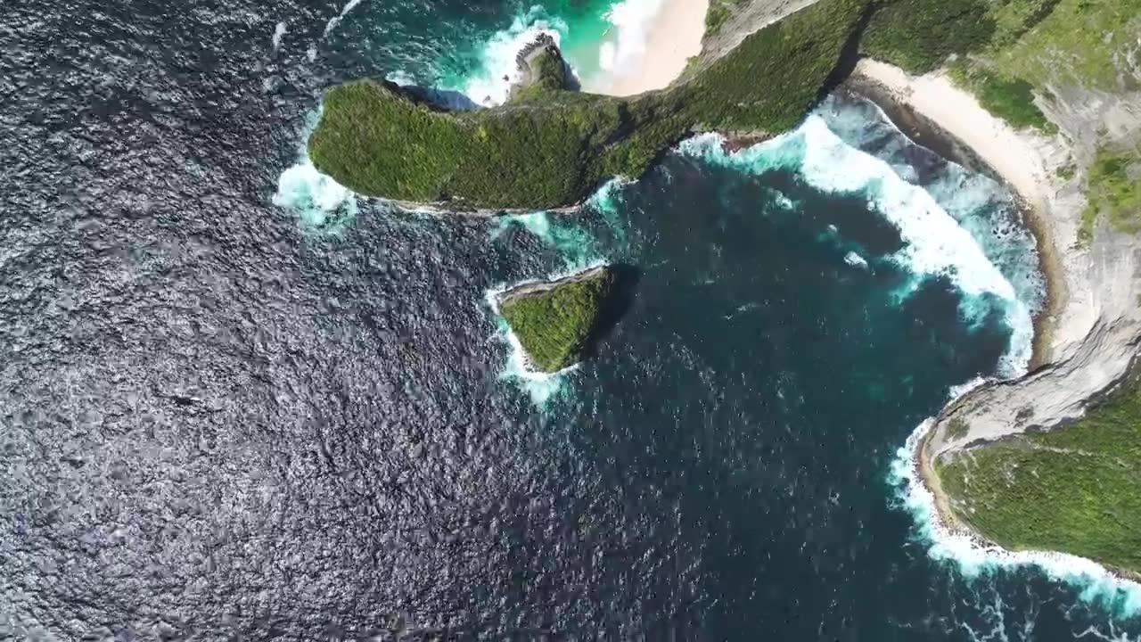 东南亚印尼巴厘岛佩尼达岛精灵坠崖自然风景区航拍视频素材