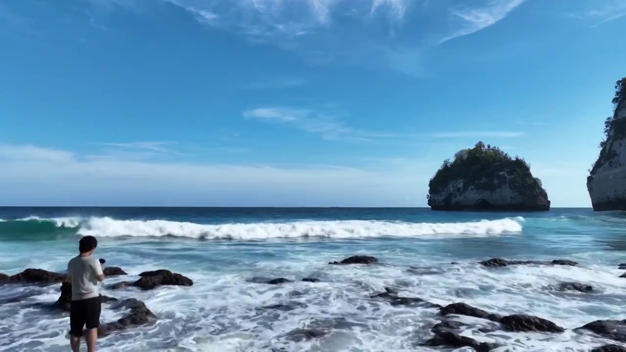 印度尼西亚努沙佩尼达岛钻石沙滩海景航拍视频素材