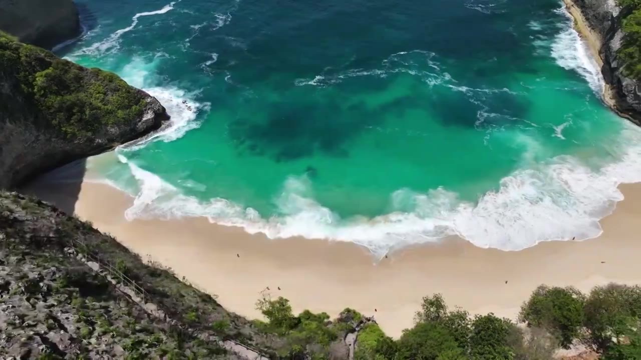 航拍印尼努沙佩尼达岛精灵坠崖沙滩和绿松石大海视频素材