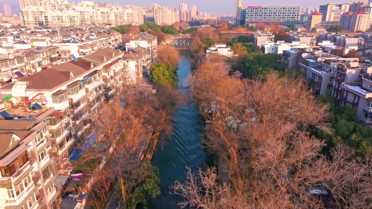 航拍南京秦淮河系列 冬季夫子庙景区 画舫穿过古桥 水面波光粼粼视频素材