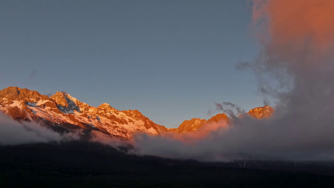 （延时）丽江玉龙雪山日照金山视频素材