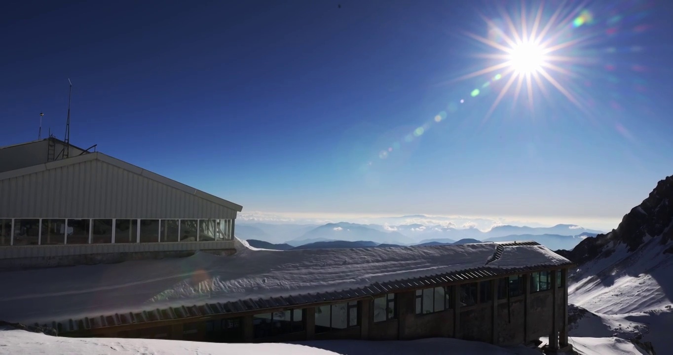 云南丽江玉龙雪山上白雪覆盖的房屋视频素材