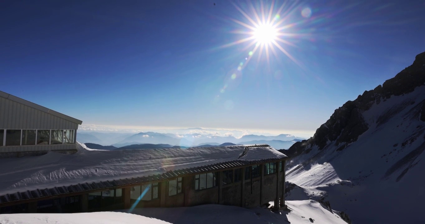 云南丽江玉龙雪山上白雪覆盖的房屋视频素材