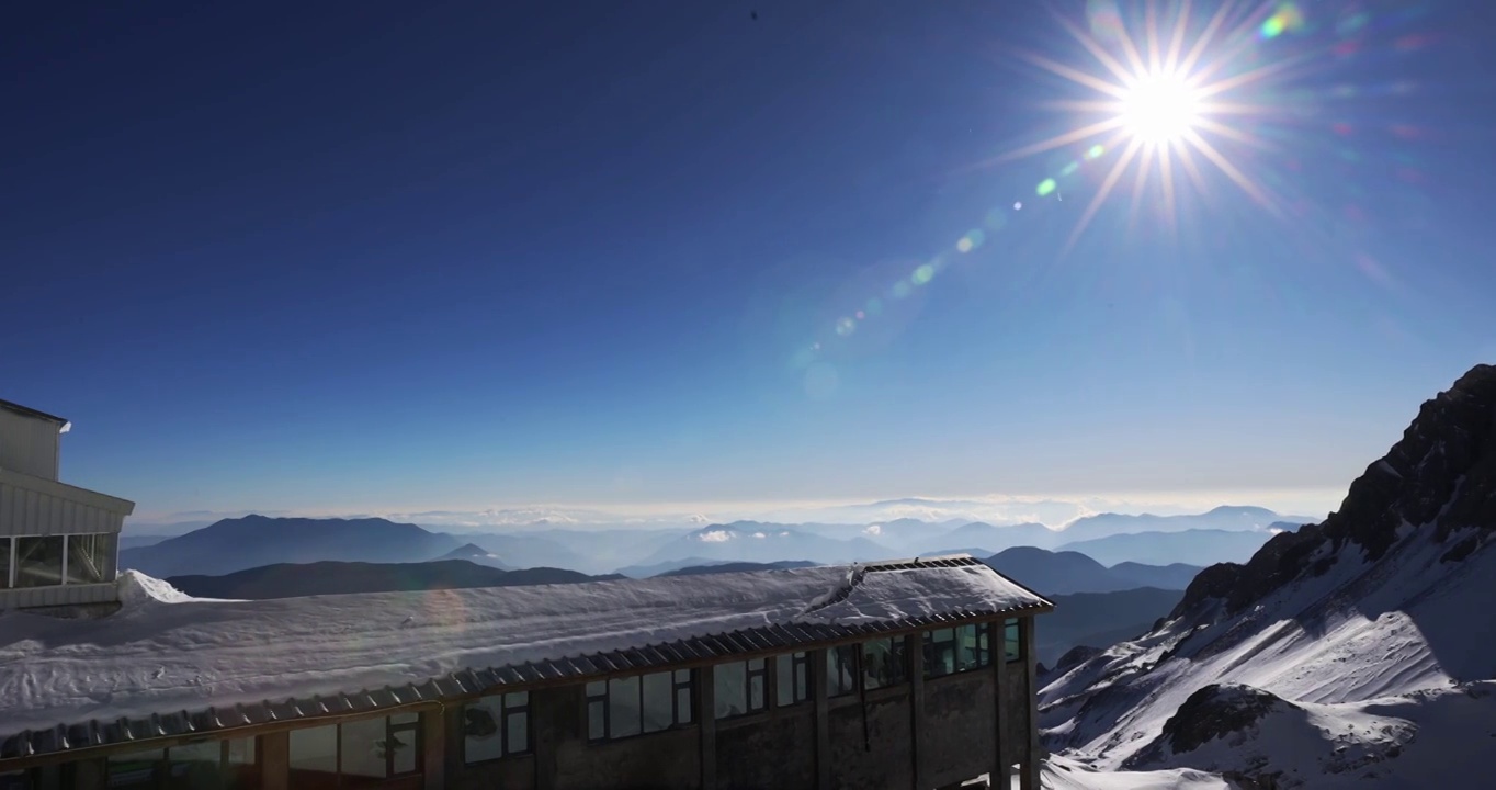 冬天雪地里白雪覆盖的房屋视频素材