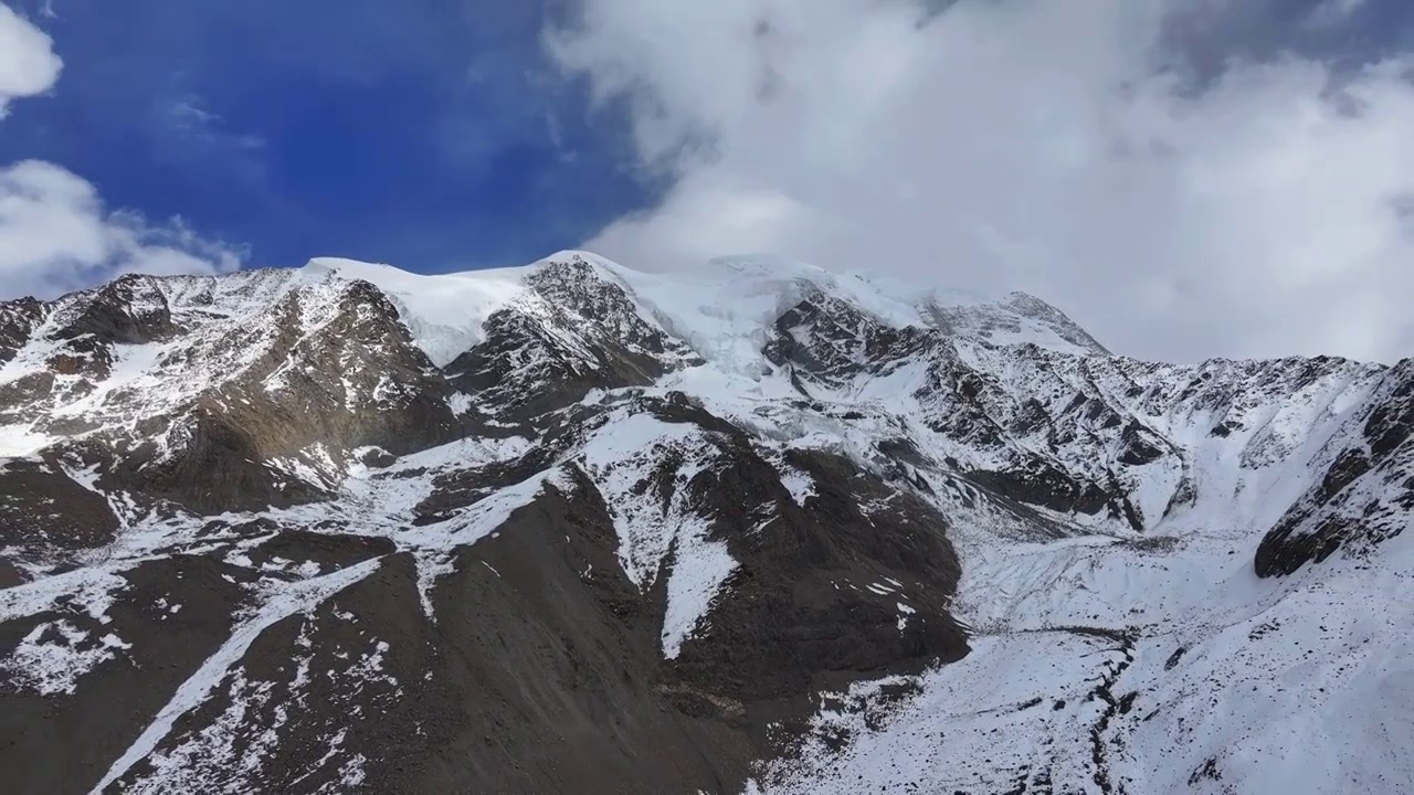 航拍川西贡嘎山区勒多曼因雪山高山草甸风光视频素材