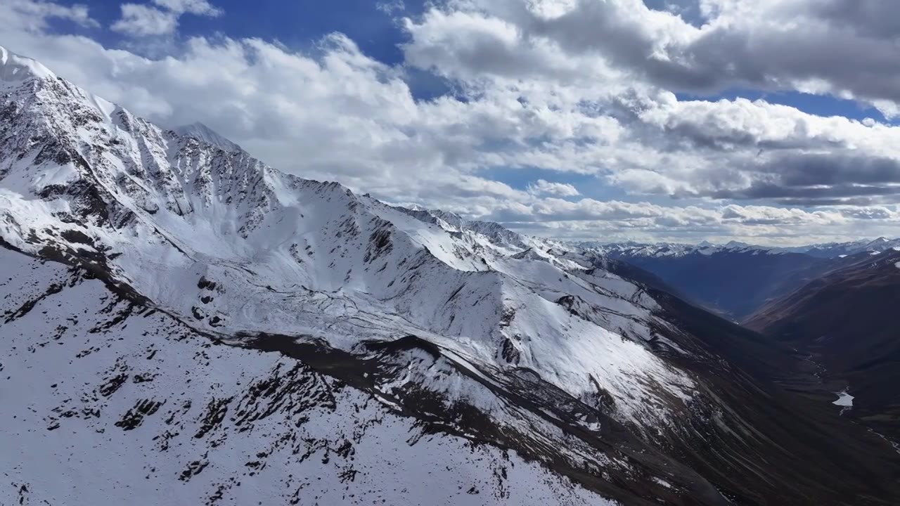 航拍四川甘孜贡嘎山区莫溪沟草原雪山风光视频素材