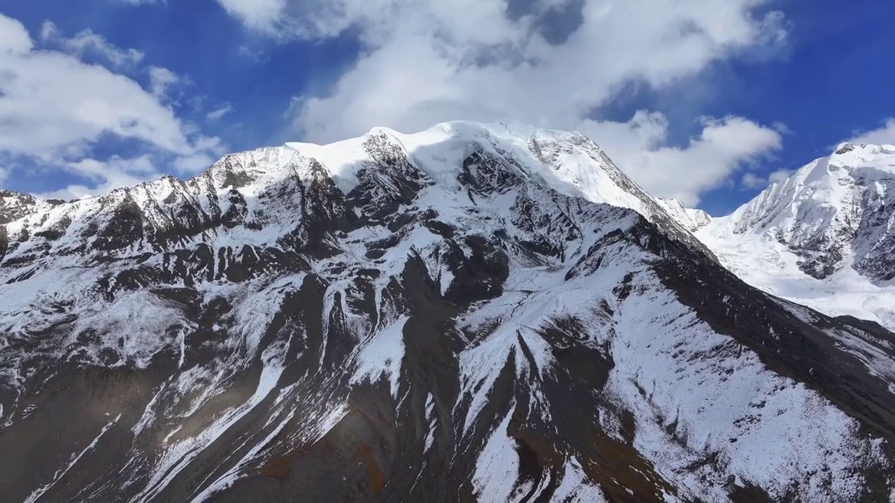 四川甘孜莫溪沟航拍勒多曼因雪山风光视频素材