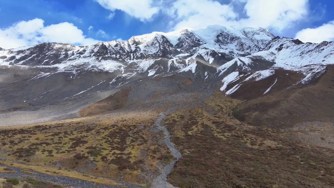 四川甘孜莫溪沟航拍勒多曼因雪山风光视频素材