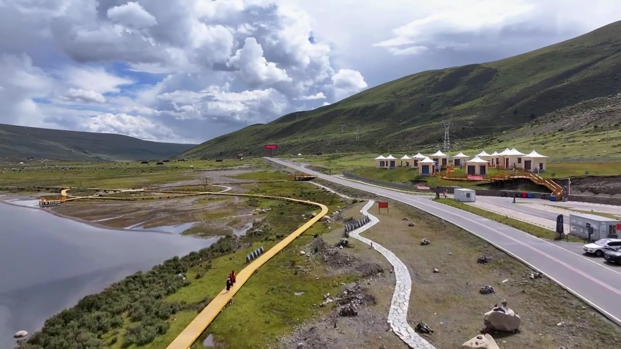 航拍四川甘孜白玉甘白路湖畔的观景台视频素材