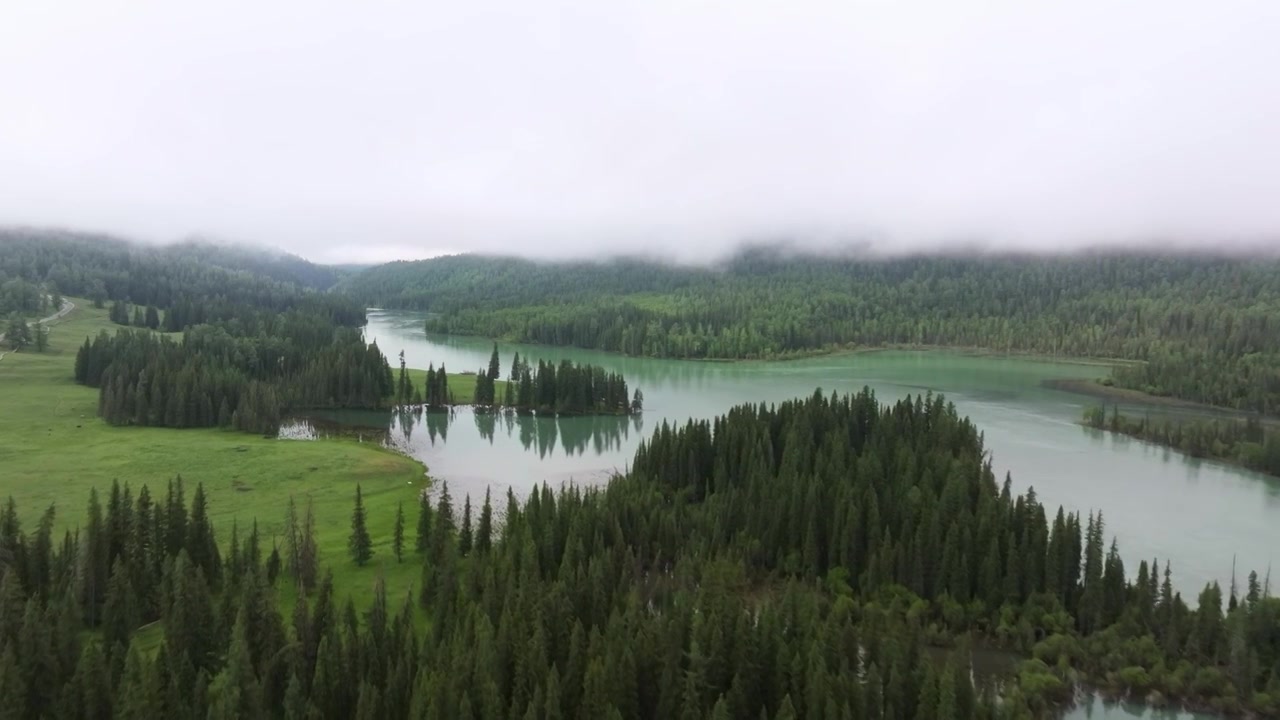 航拍夏季的新疆喀纳斯神仙湾风景视频素材